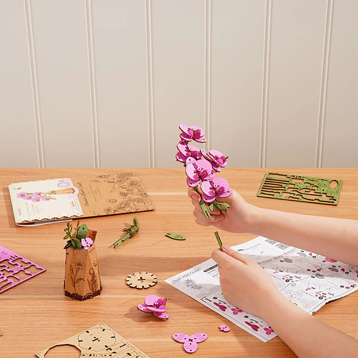 Orchidée Papillon Violette – Fleur en bois DIY (102 pièces)